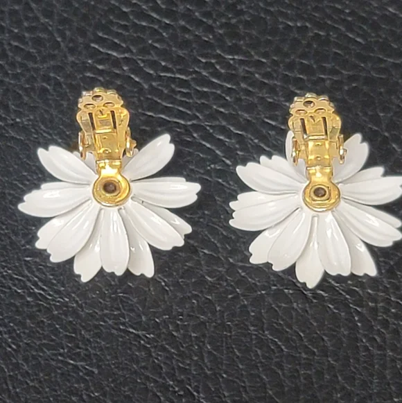 Vintage Yellow & White Daisy Enamel Metal Earrings, Clip On - Estate - Picture 5 of 5